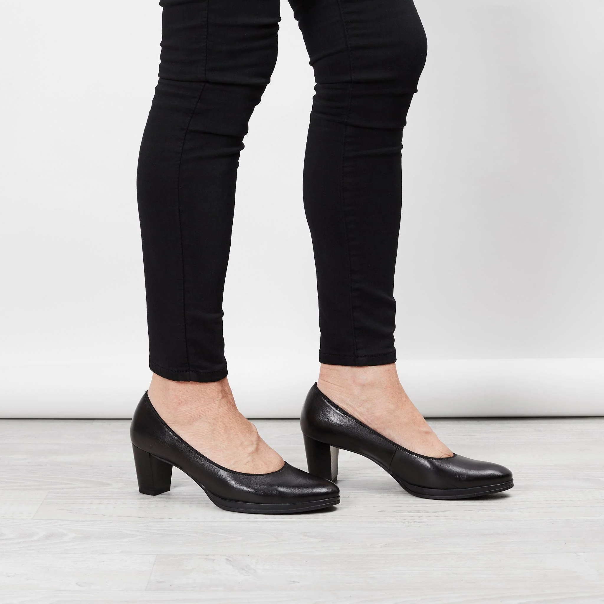 13436 Black - Image 5