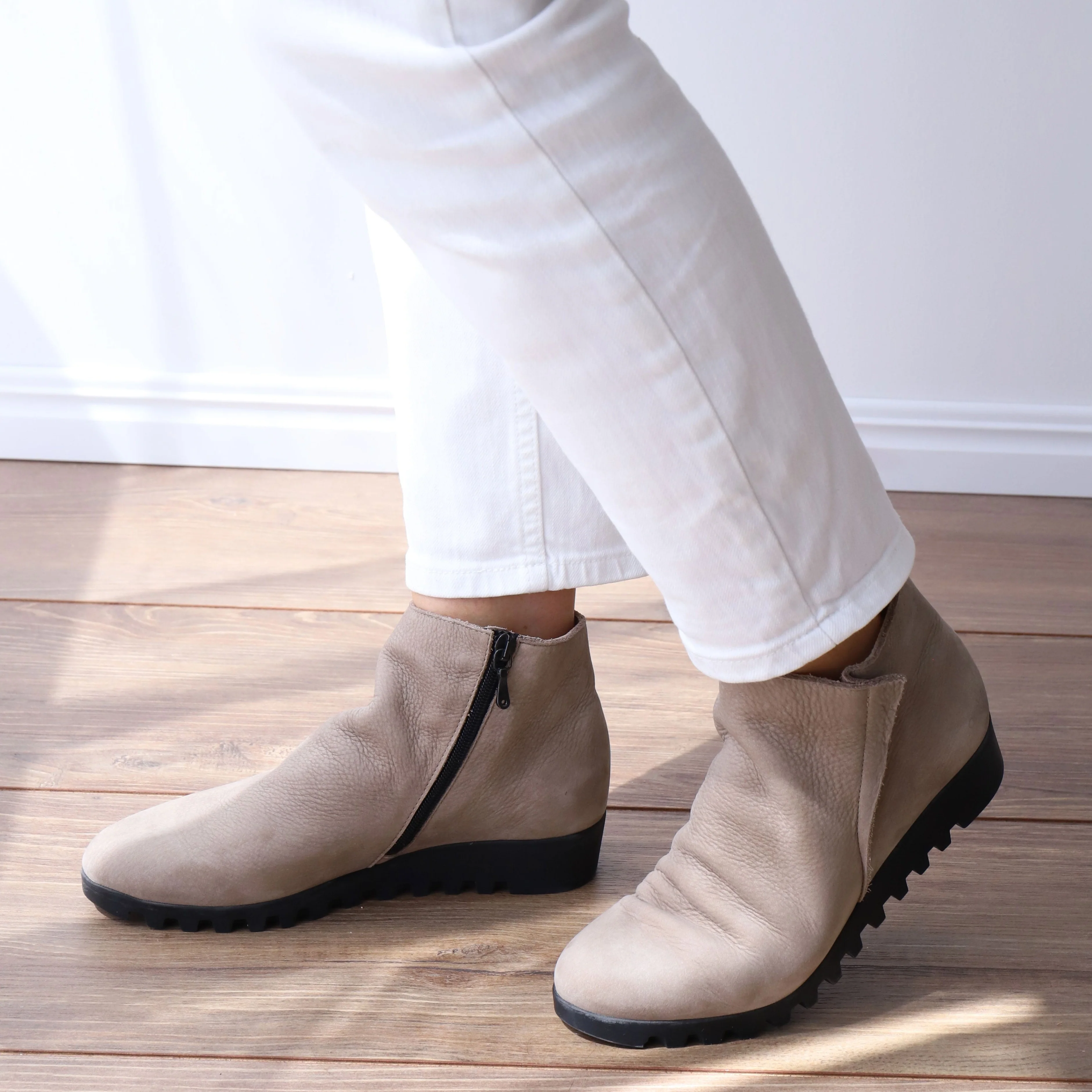 LOMHUS Taupe Nubuck - Image 2
