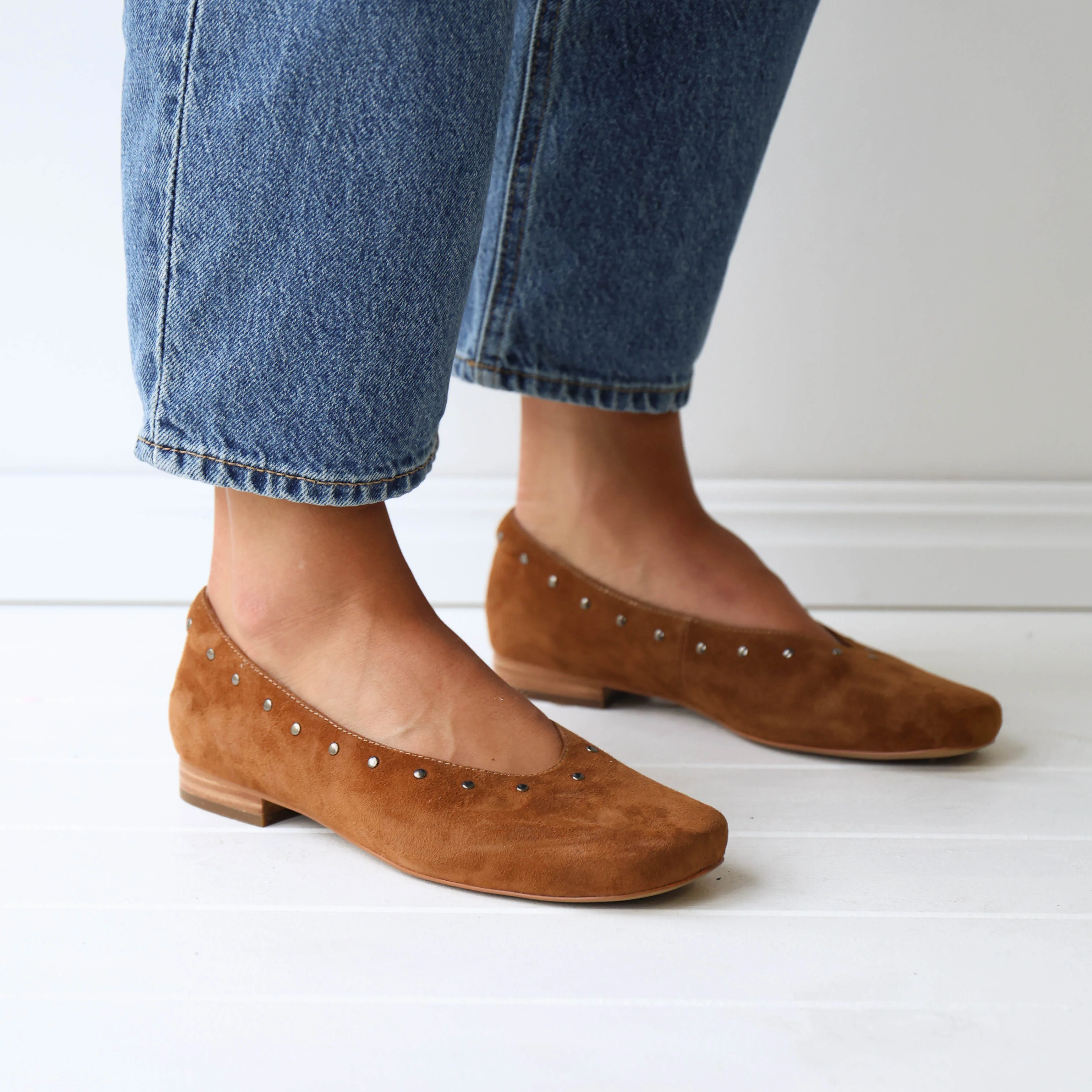 REAVE Tan Suede - Image 3